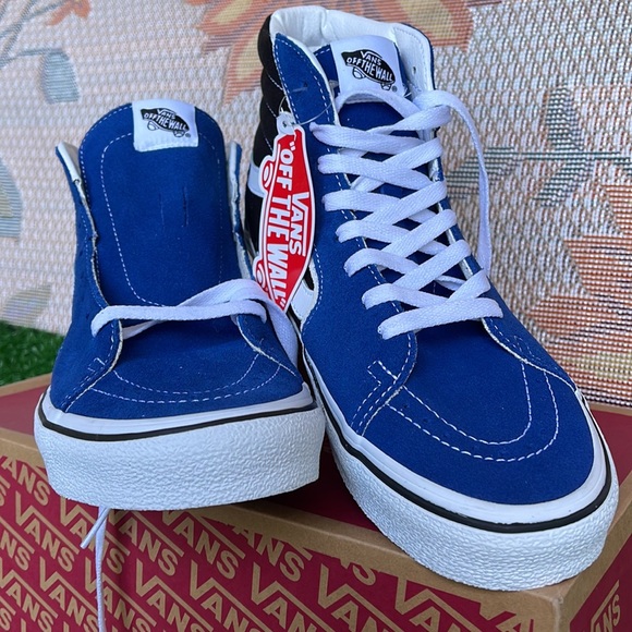 Vans Men’s Sk8-Hi Bolt
Suede/Canvas True Blue/BIack
VN0A5JIVTBB
Sneakers - Picture 7 of 16